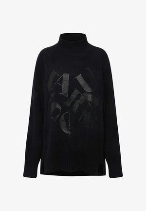 Schwarzer Rollkragenpullover aus weichem Stoff mit einem großen mattschwarzen Grafikdesign. Seitenschlitze am Saum verleihen zusätzlichen Stil.