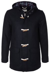 Abrigo duffle de lana azul marino con capucha, cierres de toggle de madera y un forro con patrón de cuadros en rojo y blanco. Presenta dos bolsillos frontales.