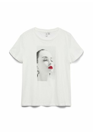 Biała koszulka z krótkim rękawem z frontem przedstawiającym portret kobiety w odcieniach szarości z zamkniętymi oczami i jaskrawoczerwonymi ustami.