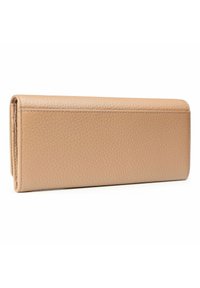 Cartera de cuero color canela, forma rectangular, superficie texturizada con costuras visibles. Sin herrajes ni adornos. Diseño cerrado, apariencia minimalista.