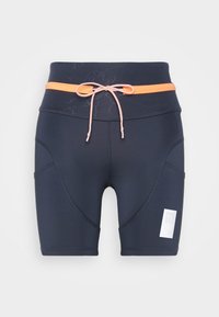 Marinblå aktiva shorts med en orange dragsko, med en slät yta, midjekorta längd och förstärkta sidsömmar.