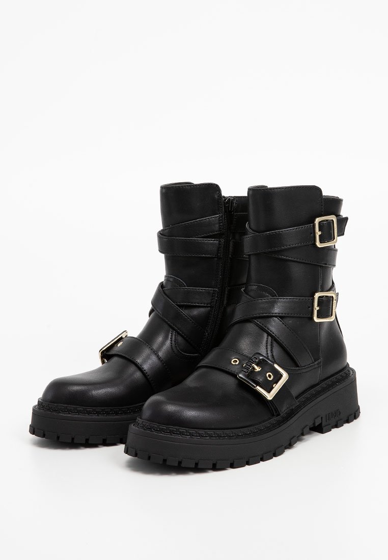 Schwarze Leder-Ankle-Boots mit strukturierter Oberfläche. Verfügt über mehrere Riemen und eine goldfarbene Schnalle. Dazu eine klobige Sohle mit Profildesign.