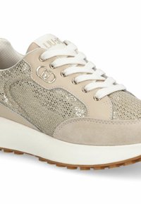 Baskets beige en mesh et suède. Présentent des accents métalliques, un bout rond, des lacets blancs et une semelle blanche épaisse avec une semelle extérieure texturée.