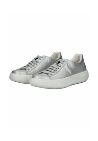 Sneakers metallici argento con parte superiore testurizzata, punta rotonda, design con lacci e una spessa suola in gomma bianca. Finitura liscia e lucida.