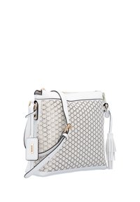 Weißer Umhängebeutel mit geometrischem Ausschnittmuster, verstellbarem Tragegurt, Quasten-Detail und goldfarbenen Beschlägen auf weißem Hintergrund.