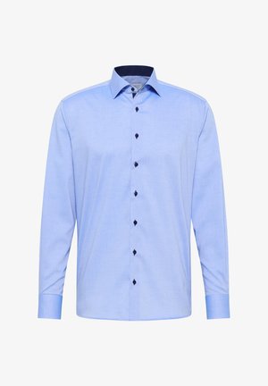 Lichtblauw overhemd met lange mouwen en een button-down kraag, voorzien van donkere knopen en contrasterende marineblauwe accenten aan de binnenkant van de kraag.