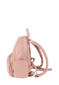 Zaino in ecopelle rosa con scomparto principale con zip e tasca frontale. Inclusi spallacci regolabili e imbottiti e manico superiore.