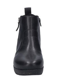 Zwarte enkelboot met een glad leren bovenwerk, ronde neus, zijritsen en een gestructureerde rubberen zool. Voorzien van een aantrekstrip aan de achterkant.