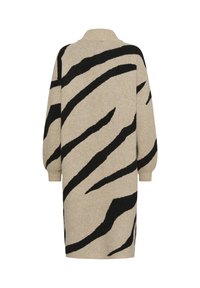 Beige lange gebreide sweater jurk met zwart abstract tijgerstreep patroon, lange mouwen en hoge ronde halslijn van achteren getoond.