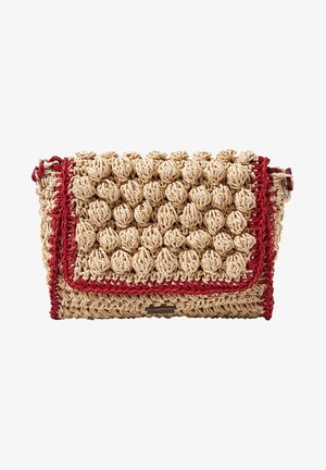 Bolso de mano beige tejido con grandes nudos texturizados en la solapa, ribete rojo alrededor de los bordes y forma rectangular.