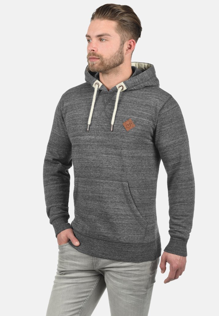 Sweat à capuche gris avec un tissu texturé, poche kangourou, cordons de serrage et petit patch logo marron sur la poitrine. Le sweat à capuche a une doublure intérieure douce.
