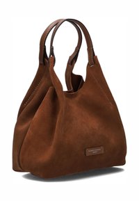 Bolso tote de ante marrón, con una textura suave, parte superior abierta, dos asas de cuero y una pequeña etiqueta de marca en el lateral.