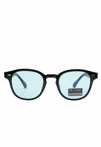 Occhiali da sole neri con lenti blu, dalla forma moderna a occhio di gatto, etichetta di protezione UV400 sulla lente destra e terminali delle astine accentuati.