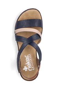 Sandale en cuir bleu marine avec deux brides croisées, une bride rose et une semelle intérieure rembourrée marron. Dispose d'une technologie anti-stress pour un confort optimal.