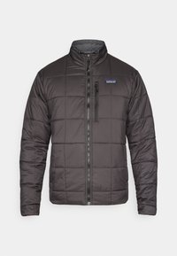 Μαύρο μπουφάν puffer με φερμουάρ μπροστά, καπιτονέ σχέδιο και γιακά που στέκεται. Διαθέτει λογότυπο στο αριστερό μέρος του στήθους και πλαϊνές τσέπες με φερμουάρ.