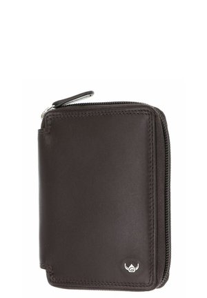 Portefeuille zippé en cuir marron foncé avec tirette argentée et petit logo argenté dans un coin, fermé et debout.