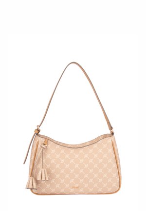 Beige Schultertasche mit leichtem Muster, Quastenverzierung und verstellbarem Riemen auf weißem Hintergrund.