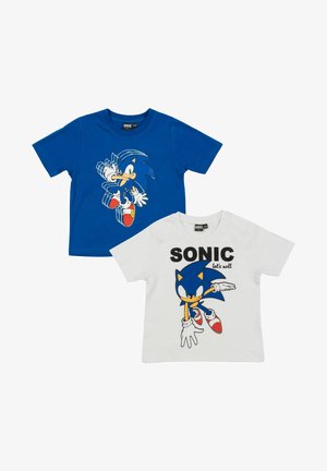 Due t-shirt con Sonic the Hedgehog. Una blu con una grande grafica, l'altra bianca con la scritta "SONIC let's roll" e una figura del personaggio.