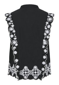 Haut noir sans manches avec broderie florale blanche le long des bords et du col, agrémenté de volants et d'une texture lisse.