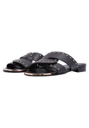 Czarne skórzane klapki na płaskim, niskim obcasie z nakładającymi się paskami ozdobionymi złotymi ćwiekami oraz złocistym noskiem.