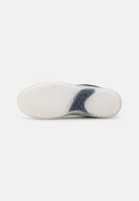 Sola do sapato, borracha translúcida com um padrão de diamante texturizado. Apresenta um detalhe em azul escuro e uma curvatura ergonómica para suporte.