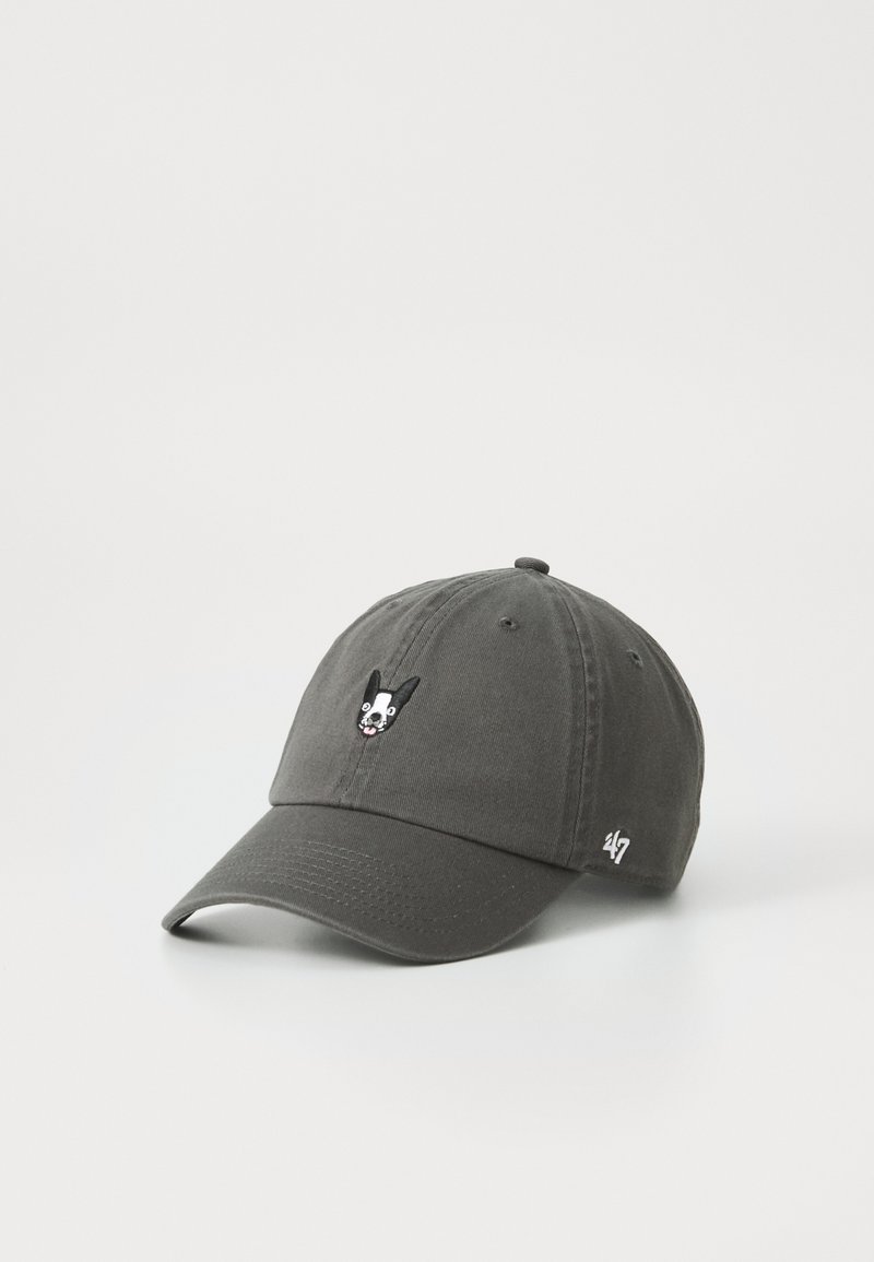 Casquette de baseball en coton gris avec une visière courbée, présentant un petit visage de chien brodé à l'avant et un logo sur le côté.