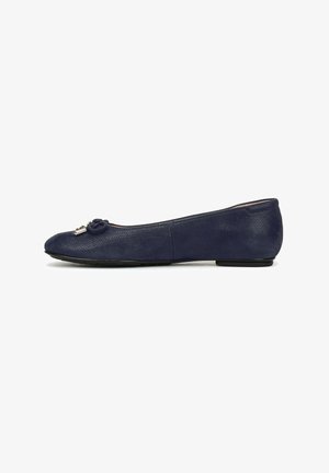 Marineblauwe ballerina van getextureerd leer met een ronde neus en een decoratieve strik. Heeft een lage zool voor extra comfort.