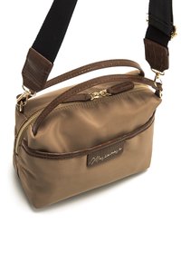 Borsa a tracolla in nylon marrone con un accento in pelle texture, cerniera dorata, piccola maniglia superiore e tracolla regolabile. Presenta una placca con il logo.