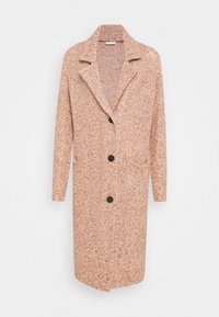 Cárdigan largo de punto texturizado en rosa claro, con cuello de muesca, bolsillos frontales y tres botones negros para el cierre.