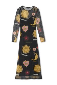 Sort langærmet kjole i gennemsigtigt materiale, prydet med farverige illustrationer af sol, måne og hjerter samt tekst som "Dreamer" og "Moonchild."