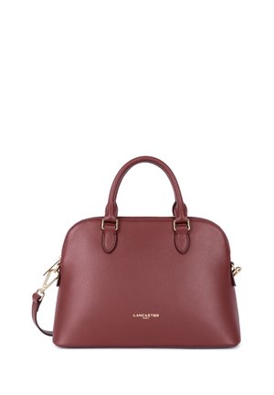 Sac à main en cuir bordeaux avec une forme structurée, doubles poignées sur le dessus, une bandoulière amovible et un logo doré à l'avant.