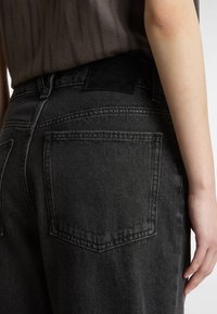 Vans SIRELLE  POCKET PUDDLE - Džíny Relaxed Fit - black