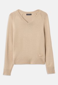 Suéter beige de punto con escote en V, puños y dobladillo acanalados, que presenta una pequeña etiqueta en la parte inferior izquierda. Textura suave. Diseño ligero.