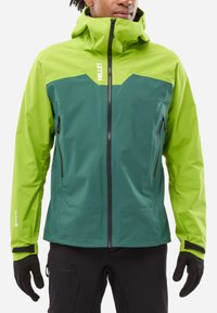 Veste imperméable pour homme en vert et lime, dotée d'une fermeture éclair à l'avant, d'une capuche ajustable et de poches zippées. Fabriquée en matériau GORE-TEX.