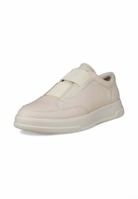 Lys beige lædersneaker med slip-on design, elastisk bånd over støvlen, tekstureret stofforing og en polstret sål.