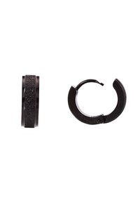 Boucle d'oreille en métal noir avec une surface lisse et brillante et un bandeau texturé. Présente un design circulaire et un fermoir clip pour un port sécurisé.