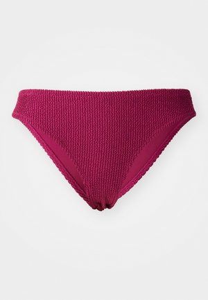 Fuksjowe, dziane bikini w formie majtek z teksturowanej powierzchni, z niskim stanem i klasycznym krojem, oferującym minimalne zakrycie.