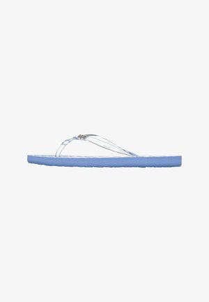 Chinelo azul claro com sola plana, tiras transparentes e um detalhe prateado decorativo na ponta. Palmilha texturizada para maior aderência.