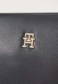 Tommy Hilfiger LEGACY SATCHEL - Sac à main - black