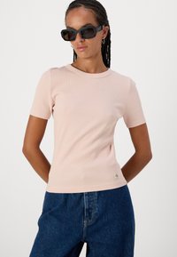 Calvin Klein Jeans LABEL FITTED TEE - Basic póló - peach whip