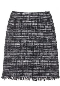 Vävt tweedkjol i svart och vitt med ett strukturerat mönster och fransade fållar. Har en rak passform och medellång design.
