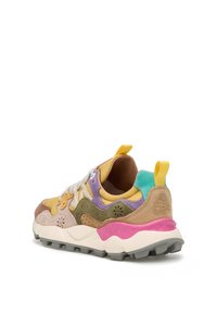 Sneaker multicolore con accenti gialli, viola, verdi e rosa. I materiali includono suede e rete con una suola in gomma testurizzata e un pull tab.