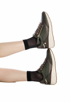 Carmela Zapatillas - kakhi