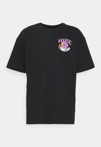 T-shirt noir à manches courtes avec une impression colorée d'un globe terrestre et de la lune, avec le texte "NIKE" sur la partie gauche de la poitrine. Confectionné en tissu de coton.
