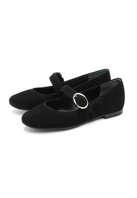Mustat nubuk ballerinat, joissa on pyöreä varvas, mary-jane-strap ykköset ja pyöreä hopeinen solki. Sileä sisustus matalalla korolla.