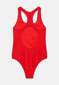 Maiô vermelho de uma peça com design de costas nadador, apresentando uma parte de trás aberta e um tecido suave e elástico para conforto e mobilidade.