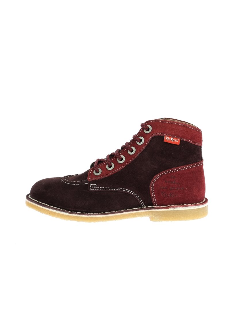 Stivale alla caviglia in suede marrone e bordeaux con punta tonda, lacci frontali, cuciture a contrasto e suola in gomma. Presenta il marchio Kickers.