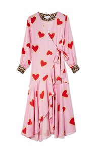Ροζ φόρεμα τύπου wrap με κόκκινα σχέδια καρδιών, μανσέτες και λαιμόκοψη με λεοπάρ μοτίβο, μακριά μανίκια και δεσίματα στο πλάι στη μέση.