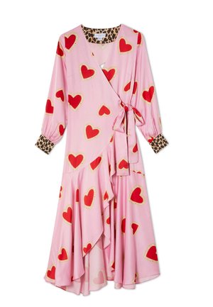 Ροζ φόρεμα τύπου wrap με κόκκινα σχέδια καρδιών, μανσέτες και λαιμόκοψη με λεοπάρ μοτίβο, μακριά μανίκια και δεσίματα στο πλάι στη μέση.