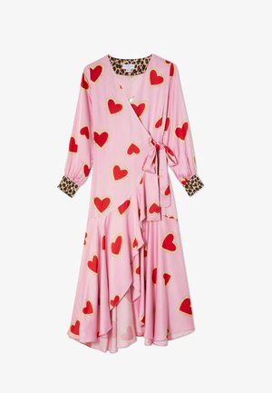 Lyserød slå-om-kjole med røde hjerteprint, leopardprint på manchetter og halsudskæring, lange ærmer og bindebånd i siden ved taljen.